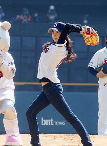 高清日韩女星棒球场精彩开球表演图集