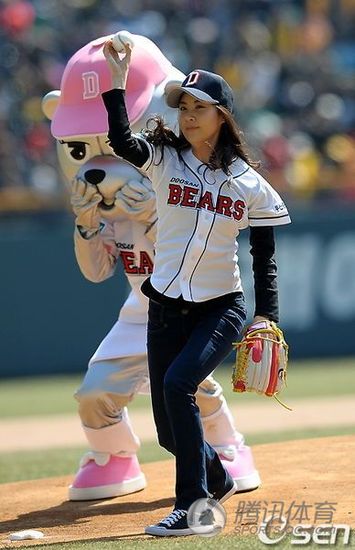 高清日韩女星棒球场精彩开球表演图集