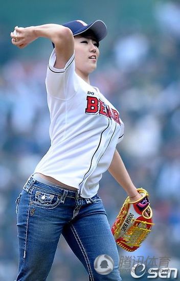 高清日韩女星棒球场精彩开球表演图集