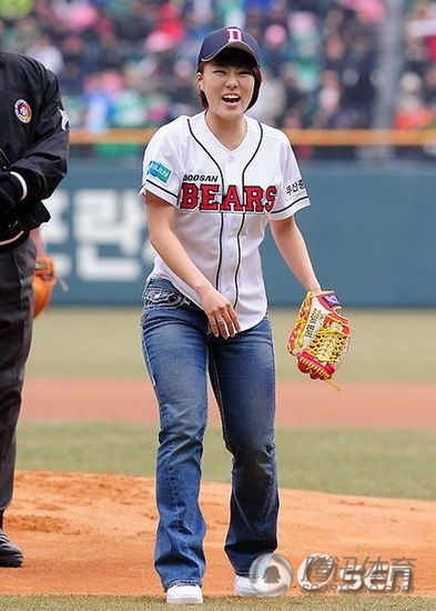 高清日韩女星棒球场精彩开球表演图集