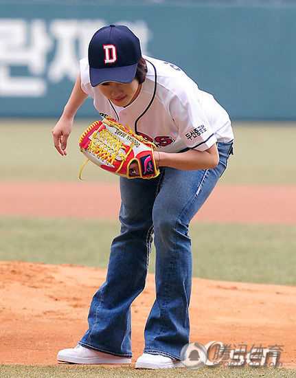 高清日韩女星棒球场精彩开球表演图集