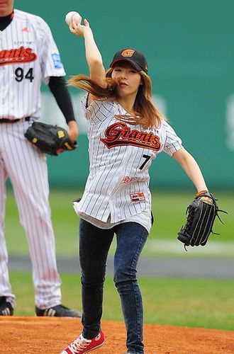 高清日韩女星棒球场精彩开球表演图集