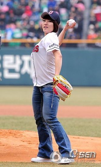 高清日韩女星棒球场精彩开球表演图集