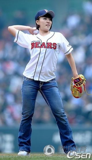 高清日韩女星棒球场精彩开球表演图集