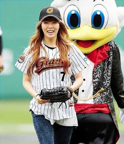 高清日韩女星棒球场精彩开球表演图集