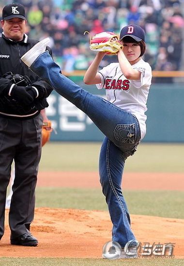 高清日韩女星棒球场精彩开球表演图集