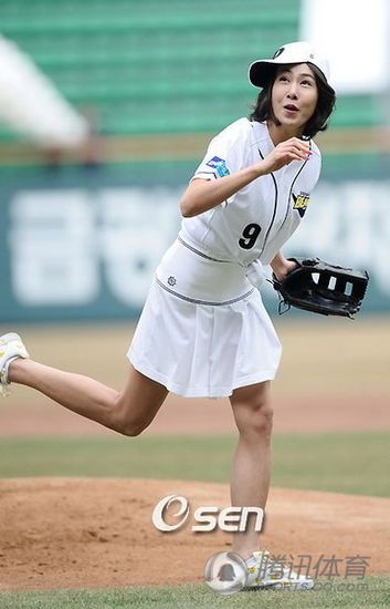 高清日韩女星棒球场精彩开球表演图集