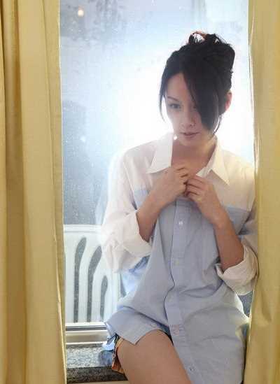 高清“亚运宝贝”曾恺玹床上,展衬衣诱惑图集