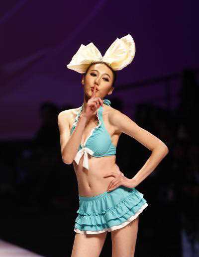 泳装美女婀娜多姿风情万种,透视装引遐想