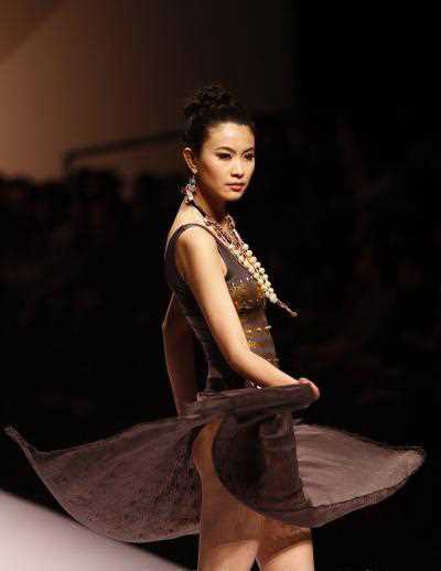 泳装美女婀娜多姿风情万种,透视装引遐想