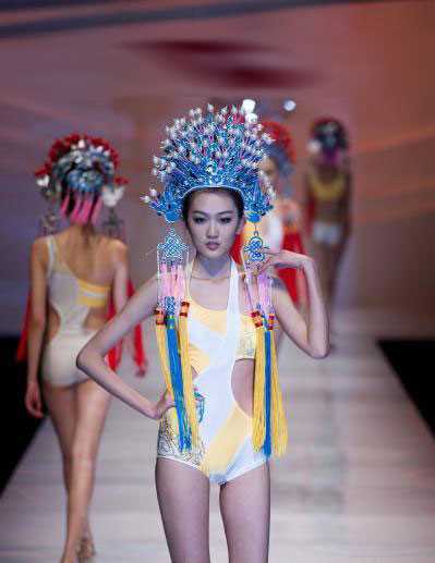 泳装美女婀娜多姿风情万种,透视装引遐想