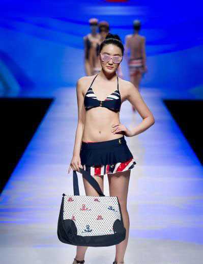 泳装美女婀娜多姿风情万种,透视装引遐想