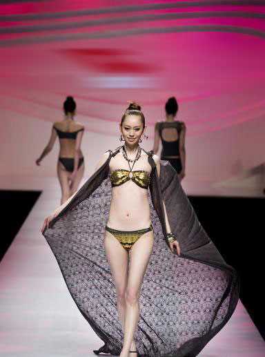 泳装美女婀娜多姿风情万种,透视装引遐想