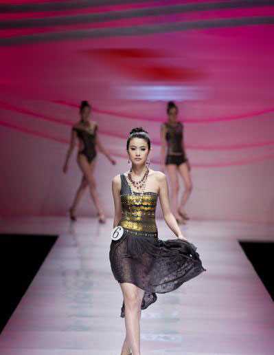 泳装美女婀娜多姿风情万种,透视装引遐想