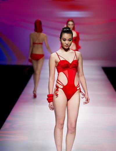 泳装美女婀娜多姿风情万种,透视装引遐想