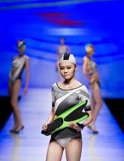 泳装美女婀娜多姿风情万种,透视装引遐想