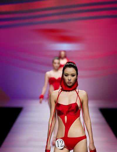 泳装美女婀娜多姿风情万种,透视装引遐想