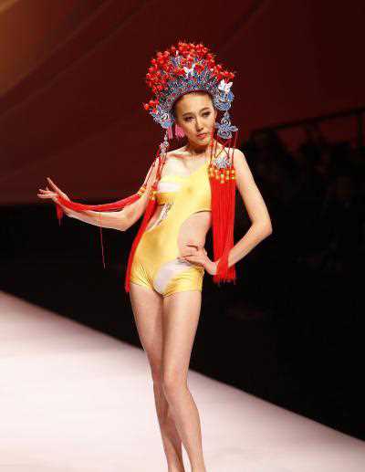 泳装美女婀娜多姿风情万种,透视装引遐想