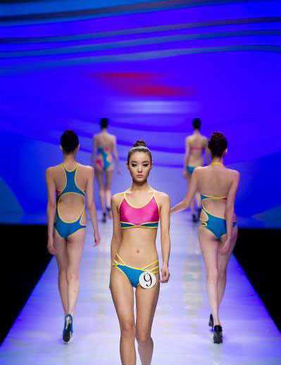 泳装美女婀娜多姿风情万种,透视装引遐想