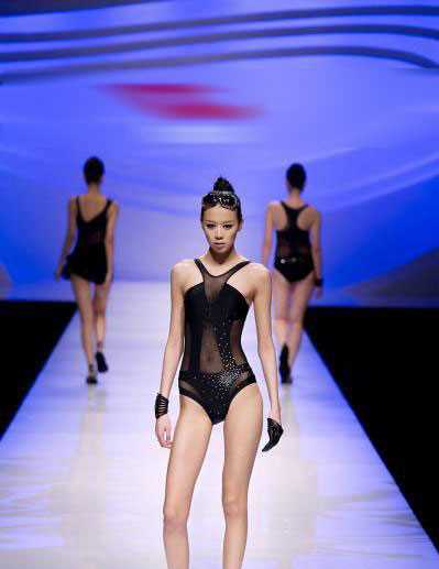 泳装美女婀娜多姿风情万种,透视装引遐想