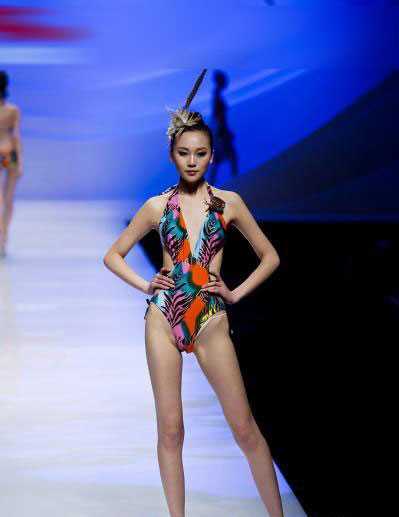 泳装美女婀娜多姿风情万种,透视装引遐想