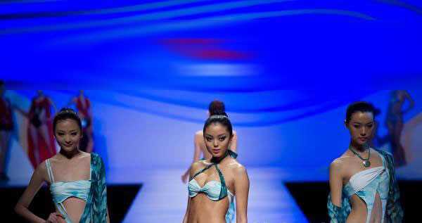 泳装美女婀娜多姿风情万种,透视装引遐想