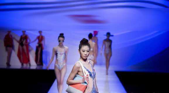 泳装美女婀娜多姿风情万种,透视装引遐想