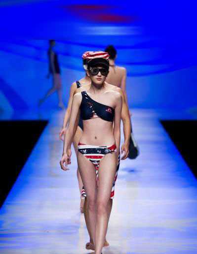 泳装美女婀娜多姿风情万种,透视装引遐想