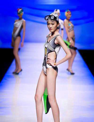 泳装美女婀娜多姿风情万种,透视装引遐想