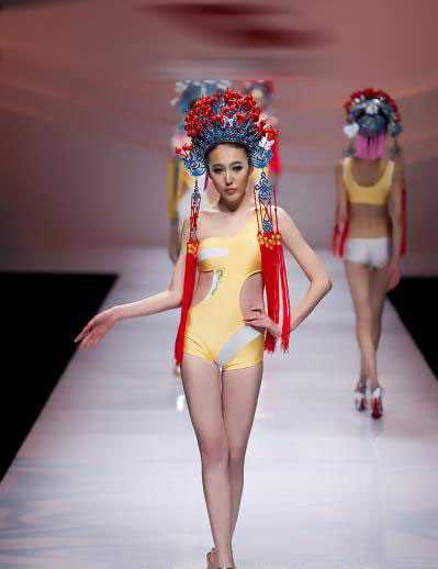 泳装美女婀娜多姿风情万种,透视装引遐想