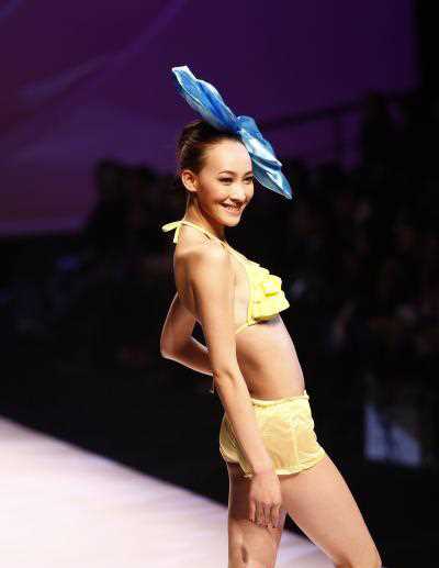 泳装美女婀娜多姿风情万种,透视装引遐想