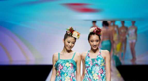 泳装美女婀娜多姿风情万种,透视装引遐想