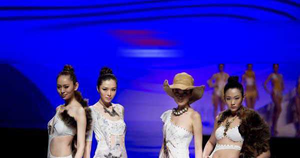 泳装美女婀娜多姿风情万种,透视装引遐想