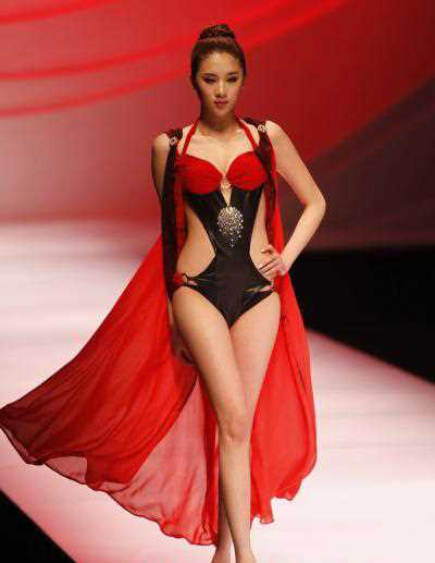 泳装美女婀娜多姿风情万种,透视装引遐想