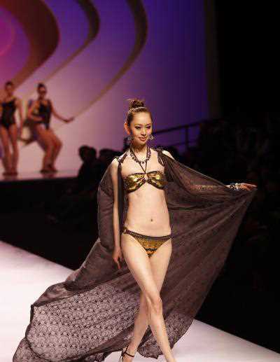 泳装美女婀娜多姿风情万种,透视装引遐想