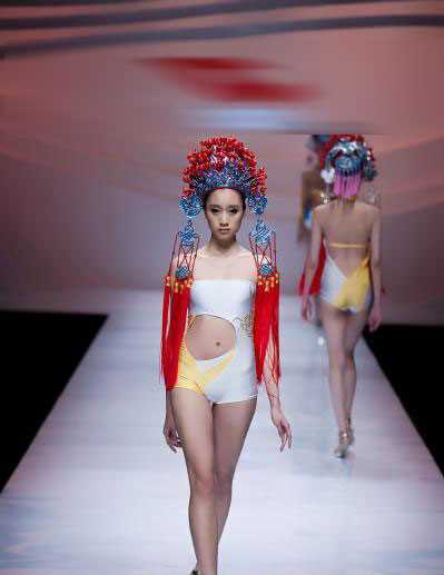 泳装美女婀娜多姿风情万种,透视装引遐想