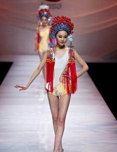 泳装美女婀娜多姿风情万种,透视装引遐想