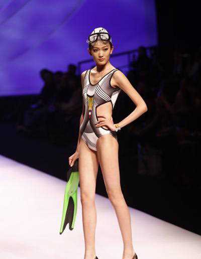 泳装美女婀娜多姿风情万种,透视装引遐想