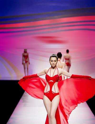 泳装美女婀娜多姿风情万种,透视装引遐想