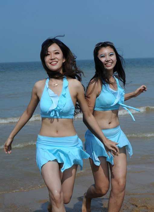 最新沙排锦标赛：沙排宝贝热舞挥洒青春,互拥玩暧昧壁纸