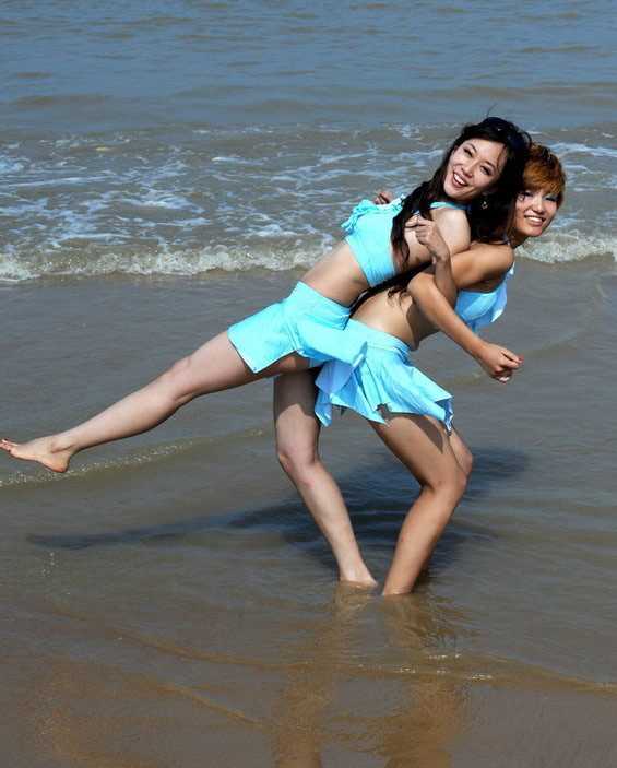 最新沙排锦标赛：沙排宝贝热舞挥洒青春,互拥玩暧昧壁纸