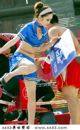 搏击举牌女郎妖娆亮相