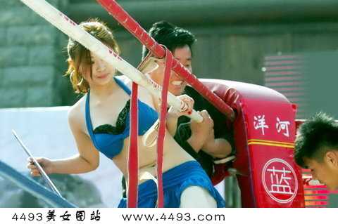 搏击举牌女郎妖娆亮相