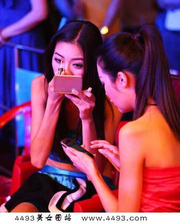 优质举牌女郎豹纹装助威搏击争霸赛图片