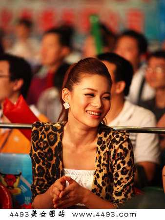 优质举牌女郎豹纹装助威搏击争霸赛图片