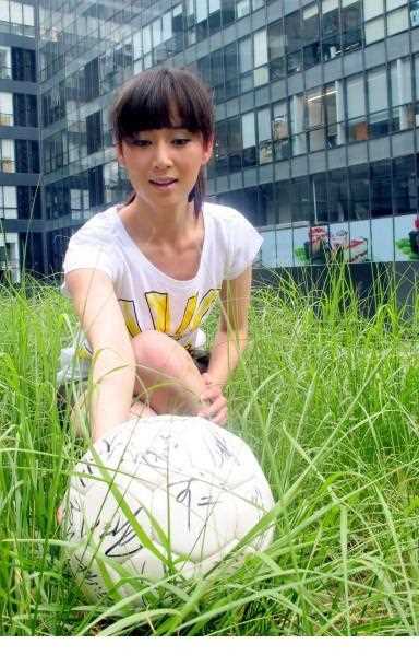 优质赵柯投怀世界杯“绿茵碰撞”,俯身玩球娇羞无限相册