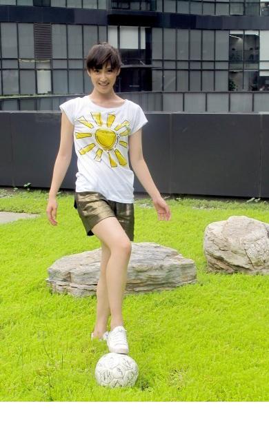 优质赵柯投怀世界杯“绿茵碰撞”,俯身玩球娇羞无限相册