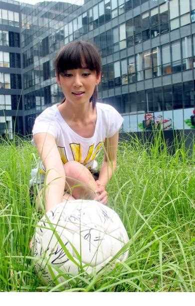 优质赵柯投怀世界杯“绿茵碰撞”,俯身玩球娇羞无限相册