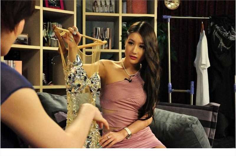 精选当众脱衣为身体自由,孙敬媛首度回应镂空装图册