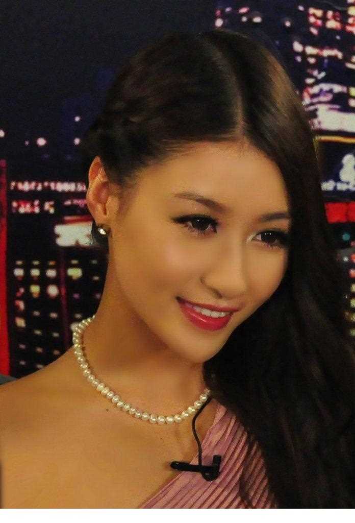 精选当众脱衣为身体自由,孙敬媛首度回应镂空装图册